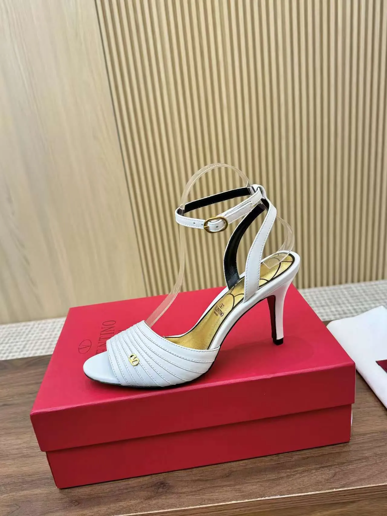 👟👟Ex-factory price 440👟👟 Genuine leather sole +40 Top version 𝑉𝐴𝐿𝐸𝑁𝑇𝐼𝑁𝑂 Valentino new spring and summer women's sandals worth buying ★Absolutely high-grade ❥Original method Absolute sensibility ❥Elegant style Create a different feeling Simple temperament style!  Code number: 35-41 (34-42 customized) Fabric: Imported sheepskin Lining: Lined sheepskin Heel height: 8 cm Leather outsole Rubber outsole